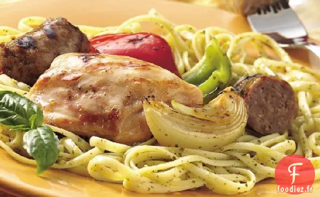 Poulet grillé, Saucisse, Oignons et Poivrons sur Linguine