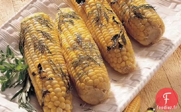Maïs cuit en épi avec des herbes