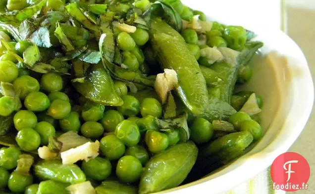 Petits Pois Sucrés Et Petits Pois Sucrés Avec Vinaigrette Chaude À L'Ail Du Chili