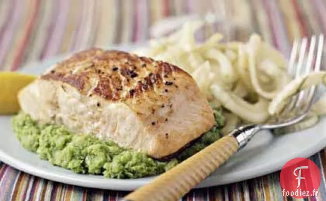 Saumon Poêlé sur Purée de Petits Pois aux Herbes