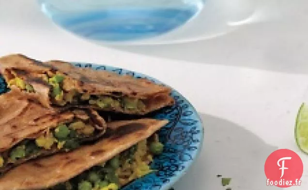 Pains Plats De blé Entier Farcis De Chou-Fleur, De Pois Et D'Épinards