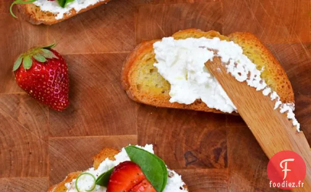 Crostini Aux Pousses De Pois Et Fraises