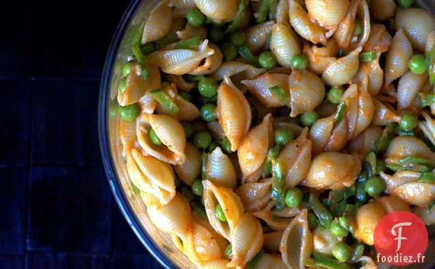 Salade De Pâtes Aux Pois D'Été Et Poivrons Rouges Rôtis