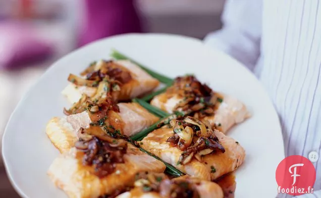 Saumon Badigeonné de Bacon Grillé et Sauce aux Champignons et aux Huîtres