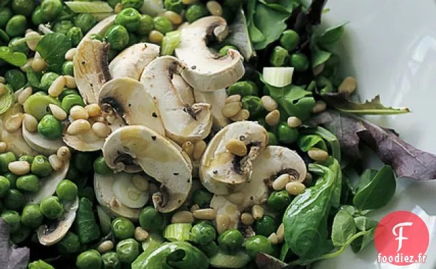 Champignons Blancs, Pois Et Feuilles Mélangées
