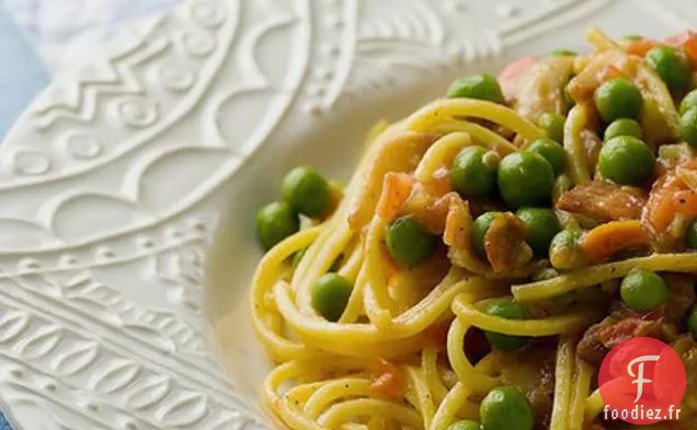Pâtes Aux Tomates, Bacon Et Petits Pois À La Sauce À La Crème Du Worcestershire