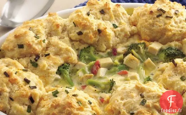 Casserole de Poulet et Brocoli avec Garniture de Biscuit au Fromage