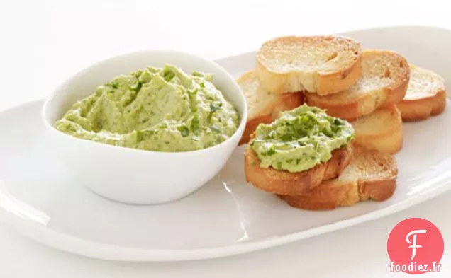 Crostini De Houmous Aux Pois Frais Avec Garniture De Vrille De Pois