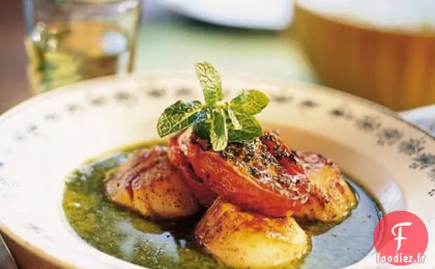 Pétoncles Poêlés au Bouillon de Menthe avec Petits Pois et Tomates Rôties