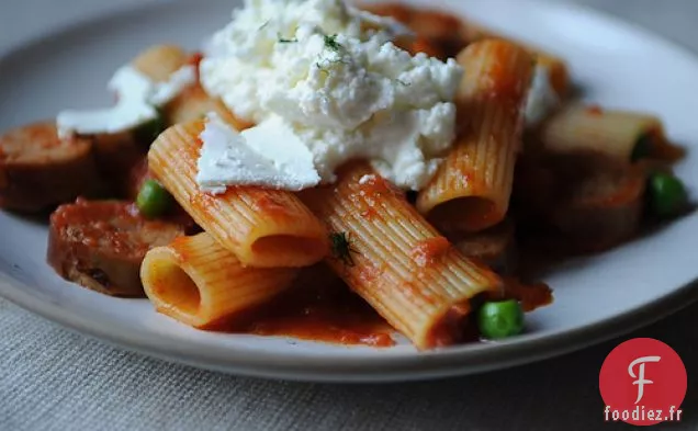 Rigatoni À La Saucisse, Petits Pois Et Ricotta Fraîche