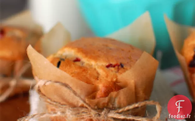 Muffins aux Baies Mélangées dans des Emballages en Papier Parchemin