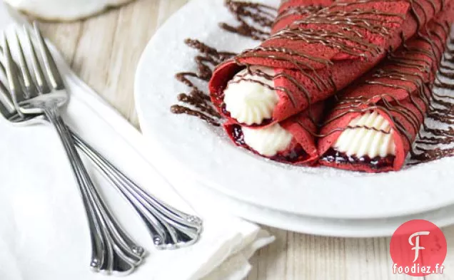 Crêpes de Velours Rouge Fourrées à la Framboise et au Fromage à la Crème Sucré