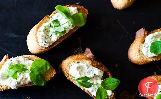 Crostini À La Ricotta Et Aux Pousses De Pois