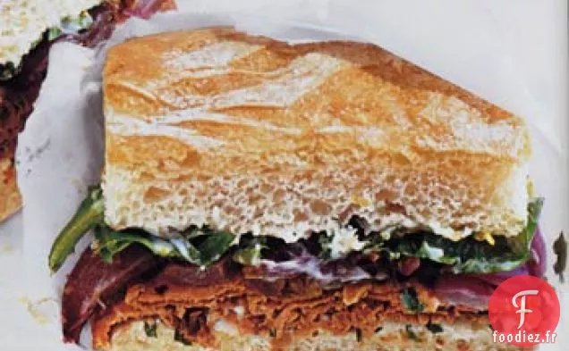 Sandwichs au Rôti de Bœuf avec Mayonnaise Citron-Basilic et Oignons Rouges Rôtis