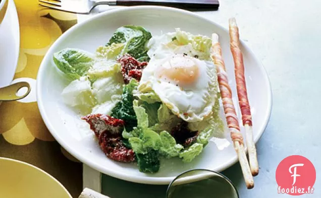 César aux Œufs Frits avec Tomates Séchées et Gressins de Prosciutto