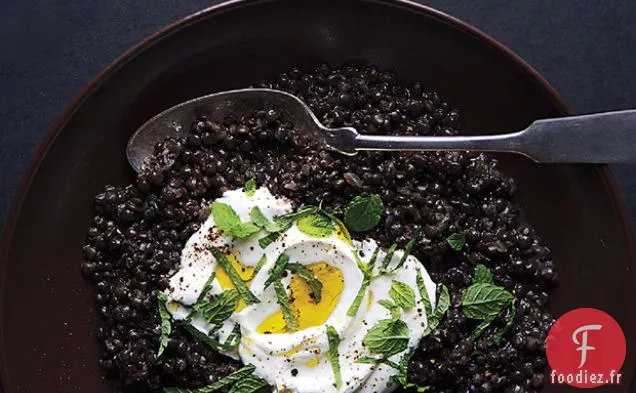 Lentilles Noires Épicées au Yogourt et à la Menthe