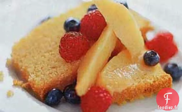 Gâteau à la Semoule de Maïs aux Amandes avec Compote de Pêches et de Baies