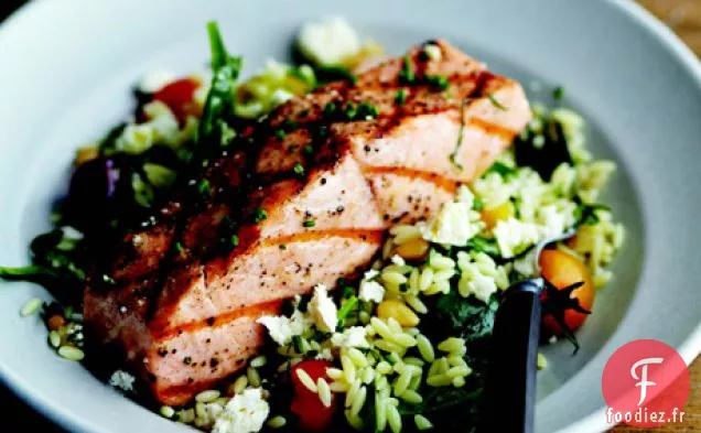 Saumon Grillé avec Orzo, Feta et Vinaigrette au Vin Rouge
