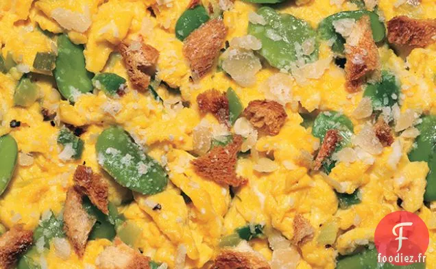 Œufs brouillés aux Poireaux, Fèves, Chapelure Croustillante et Parmesan