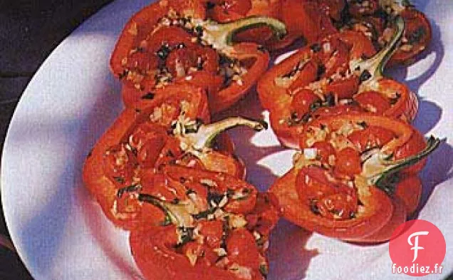 Poivrons Rôtis Farcis de Tomates Cerises, d'Oignons et de Basilic