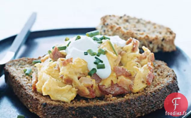 Toasts Multigrains aux Œufs Brouillés et Bacon Canadien