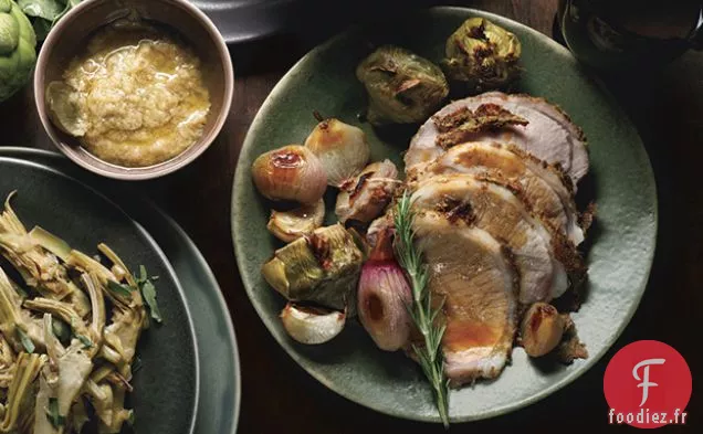 Longe de Porc au Romarin et à la Moutarde avec Petits Artichauts, Échalotes et Jus de Vermouth