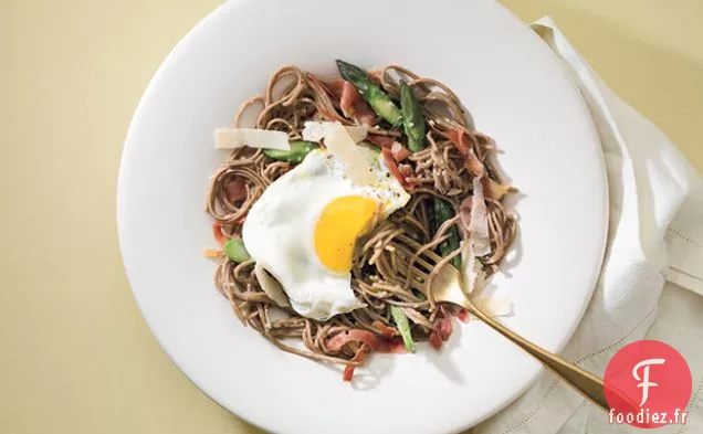Nouilles Soba aux Œufs garnies d'Asperges et de Prosciutto