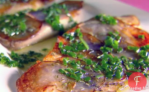 Tilapia à la Croûte de Pommes de Terre Violettes et Huile de Romarin à la Ciboulette