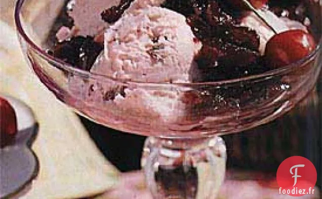 Glace aux Cerises et à la Gousse de Vanille avec Sauce aux Cerises