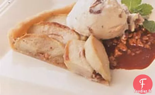 Tarte aux Pommes Tiède avec Glace aux Dattes et Sauce Caramel au Vin Rouge