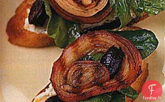 Pain Grillé Garni de Roquette, Fromage de Chèvre, Olives et Oignons