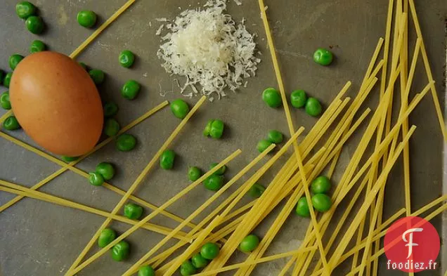 Pâtes Aux Poireaux, Petits Pois, Parmesan Et Œuf Au Plat