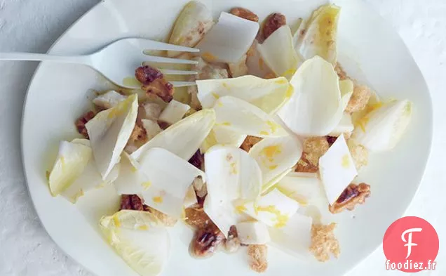 Salade d'Endives aux Noix Grillées et Chapelure