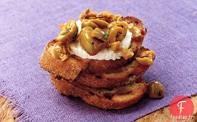Crostini aux Olives Vertes et au Fromage de Chèvre