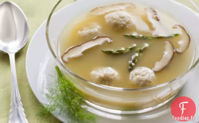 Soupe de Poulet aux Asperges et Shiitakes, Servie avec des Boules de Matzoh au Fenouil Rôties