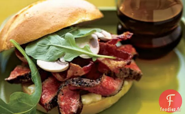 Sandwichs au Bœuf, au Bacon et à la Roquette en Croûte de Poivre et à la Moutarde épicée