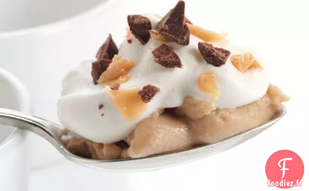 Puddings au Caramel au Beurre avec Crème Fouettée et Caramel Anglais Écrasé