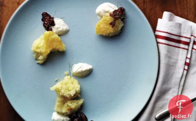 Gâteau au Babeurre avec Confiture de Lait Aigre et Cerises pochées au Gin