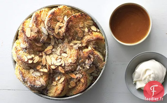 Pouding au Pain aux Amandes avec Sauce au Caramel Salé