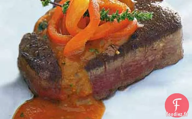 Filet Mignon Poêlé au Poivron Rouge, Sauce Tomate et Basilic