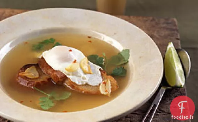Soupe à l'Ail aux Œufs Pochés