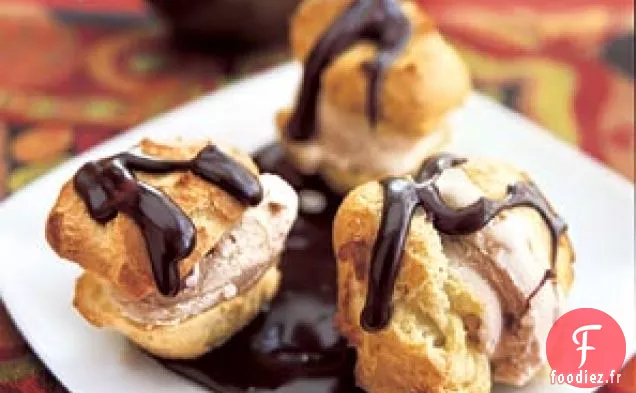 Profiteroles Gelato aux Noisettes avec Sauce Kahlua Chaude