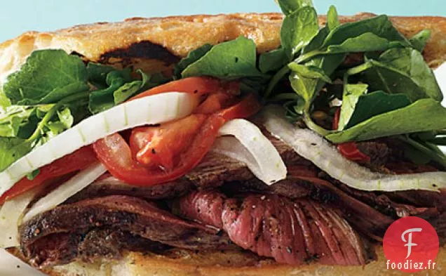 Sandwichs au Steak Grillé avec Cresson Mariné, Oignon et Salade de Tomates