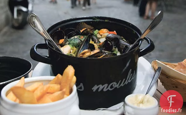 Moules Cuites à la vapeur à la Bière avec Crème Fraîche, Herbes et Croûtons de Parmesan
