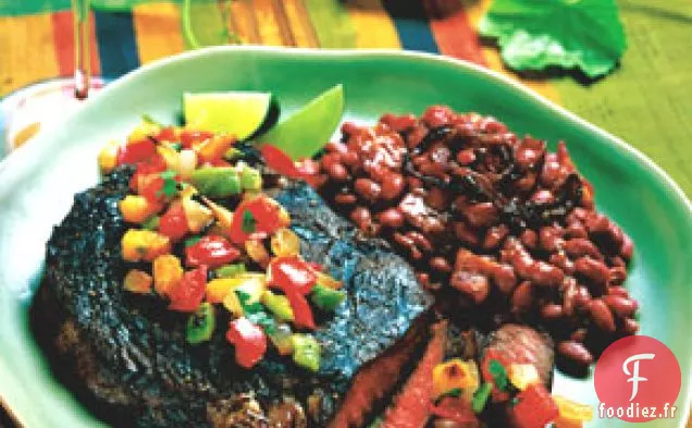 Steaks d'Entrecôte Épicés au Barbecue avec Salsa de Légumes Fumés