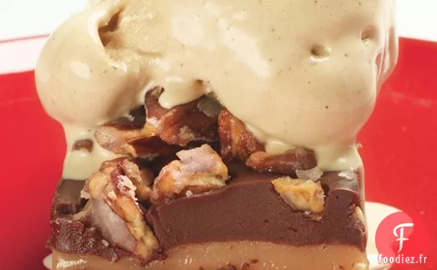 Brownies Superposés au Caramel au Chocolat Blanc et à la Glace à la Pointe de Cacao