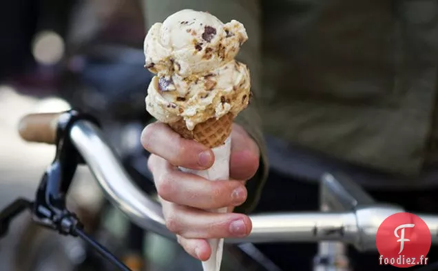 Glace à la Vanille Maltée avec Morceaux de Chocolat au Lait Cassants aux Arachides