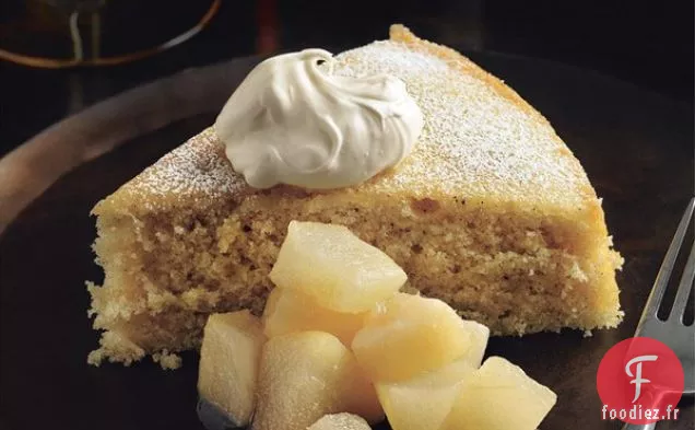 Gâteau aux Épices au Babeurre avec Compote de Poires et Crème Fraîche