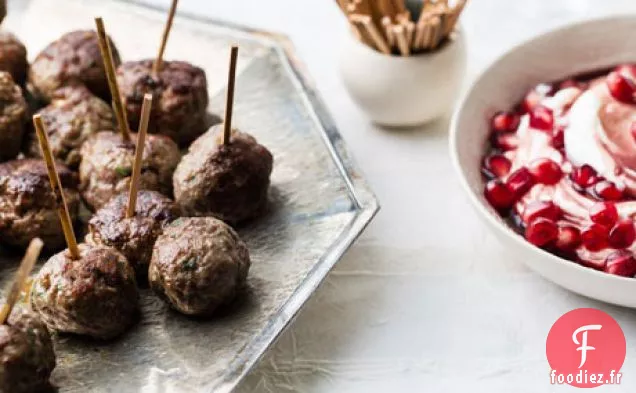 Boulettes de Viande Épicées Turques avec Sauce au Yogourt à la Grenade
