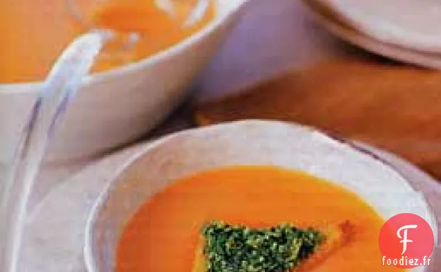 Soupe de Courge Rôtie Épicée au Pesto de Graines de Citrouille